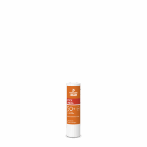 Protector labial en stick transparente que protege los labios del efecto del sol